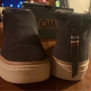 TOMS Paxton shoe women’s sz 7.5, iron forged grey with faux fur lining